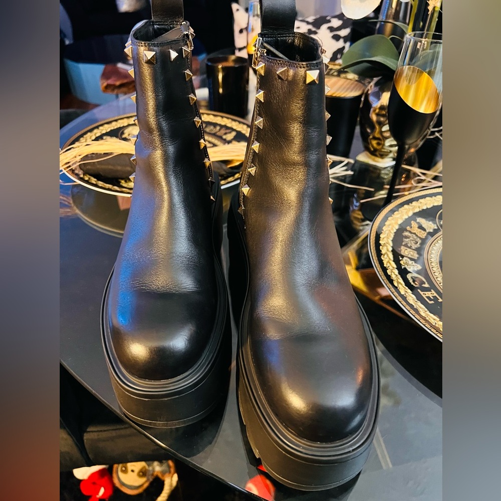 Valentino Garavani Uniqueform VLOGO Platform Cheslea Boot